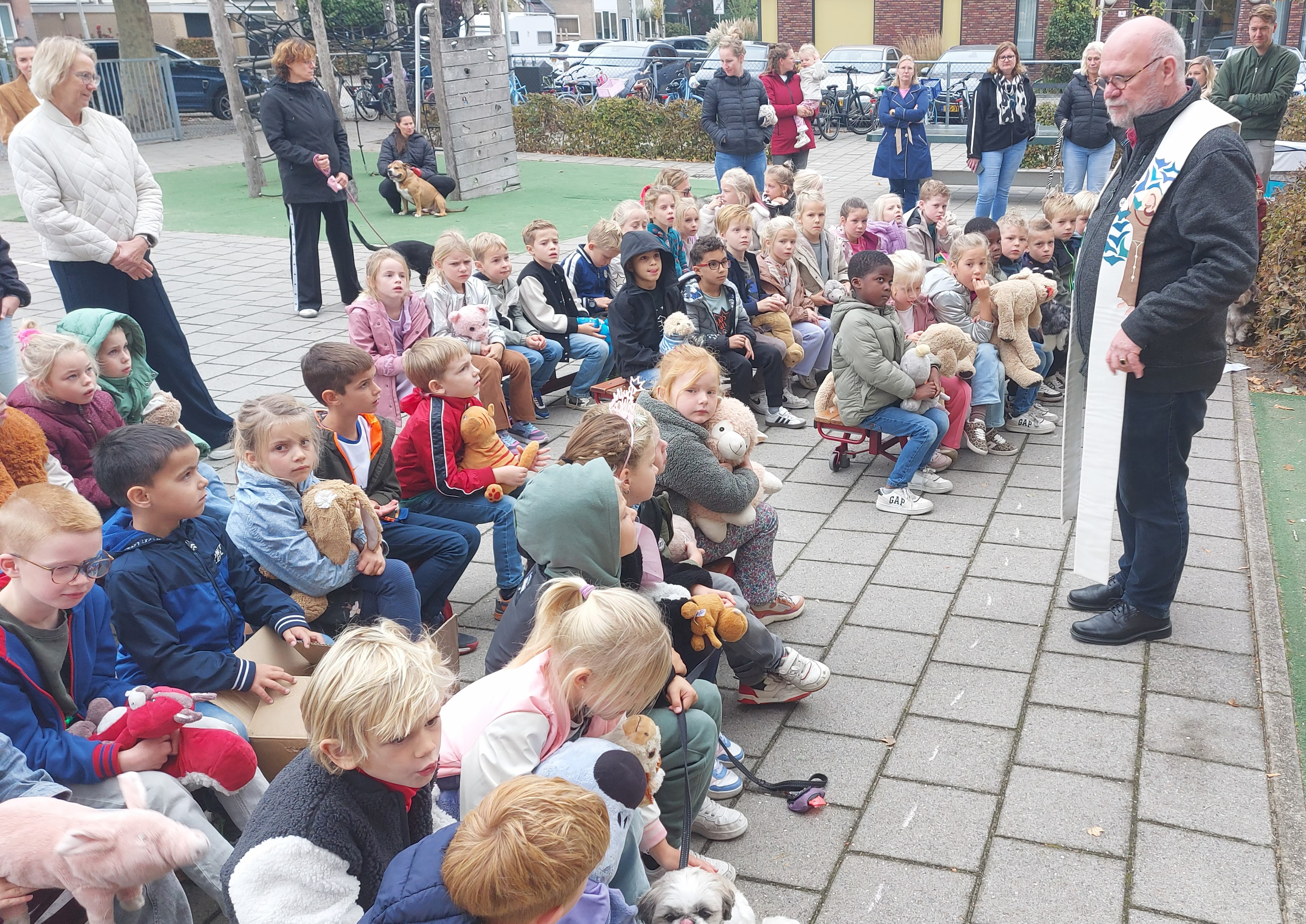 Pastoor Huub zegent huis- en knuffeldieren